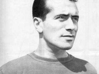 Nato a Cerignola ma cresciuto nelle giovanili del Torino, l�attaccante Riccardo Carapellese (Cerignola, 1922-Rapallo, 1995) esord� in A nel 1946 con il Milan. In Nazionale ha collezionato 16 presenze e 10 gol, di cui due ai Mondiali brasiliani del 1950 (foto di RamblerBiondo)
